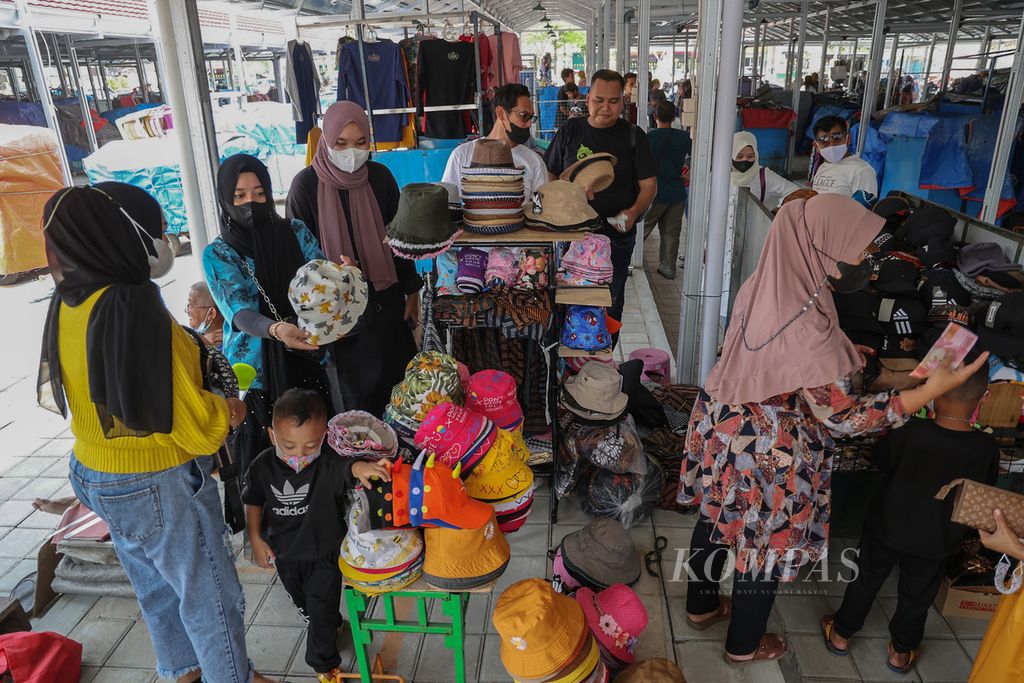 Wisatawan berbelanja di tempat relokasi PKL Teras Malioboro II di Jalan Malioboro, Yogyakarta, Kamis (3/1/2022). 