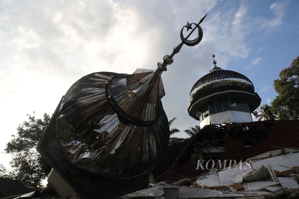 Salah satu masjid yang ambruk karena gempa di Nagari Kajai, Kecamatan Talamau, Kabupaten Pasaman Barat, Sumatera Barat, Sabtu (26/2/2022). 