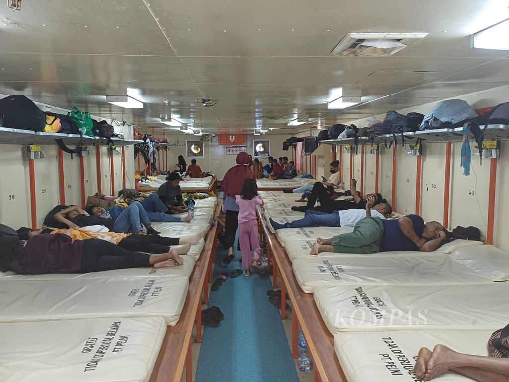 Sejumlah penumpang KM Umsini sedang tidur di tempat tidur, dek empat, Jumat (21/7/2023).