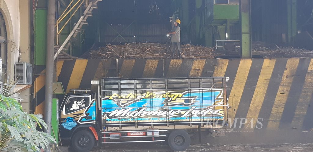 Suasana bongkar tebu dari atas truk ke mesin penggiling di Pabrik Gula Kebon Agung, Malang, Jawa Timur, Kamis (4/8/2022).
