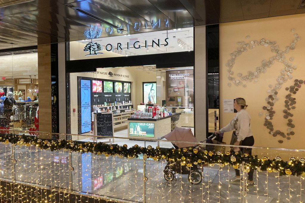 Seorang pengunjung melewati toko produk kecantikan di New York, Amerika Serikat, 4 Desember 2021. 