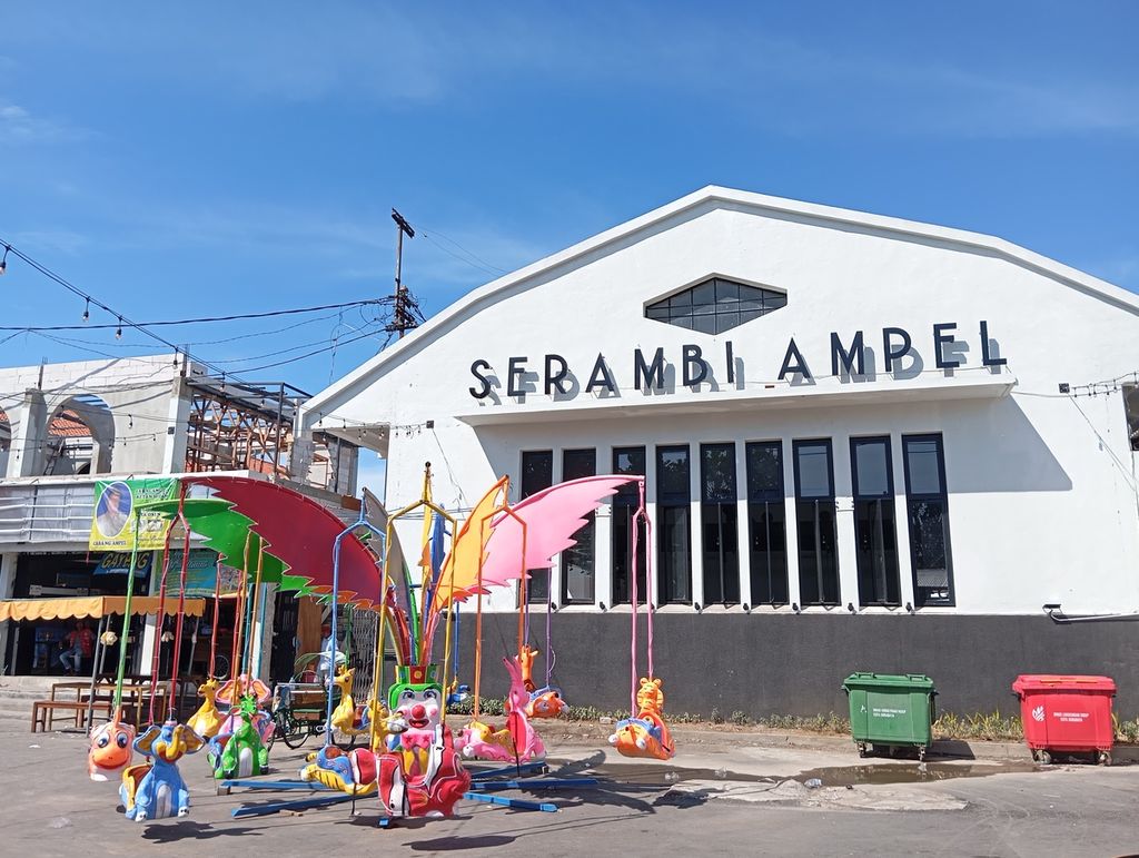 Fasad depan dan pelataran sentra wisata kuliner Serambi Ampel, Jalan Pegirian, Surabaya, Jawa Timur, Kamis (30/5/2024). Serambi Ampel menampung usaha mikro kecil (UMK) makanan-minuman yang sebelumnya berada di Jalan Pegirian dan Jalan Nyamplungan.