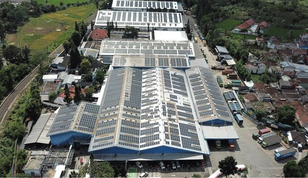 Suasana pabrik Danone-Aqua Mekarsari di Kabupaten Sukabumi, Jawa Barat, yang menggunakan pembangkit listrik tenaga surya atap, Selasa (21/09/2021).