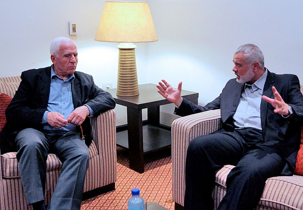 Dalam foto yang dikeluarkan kantor Hamas, 24 April 2014, ini terlihat Perdana Menteri Hamas Ismail Haniyeh (kanan) berbicara dengan ketua delegasi Fatah, Azzam al-Ahmed, di Gaza City, sehari setelah para tokoh Palestina yang bersaing di Tepi Barat dan Jalur Gaza sepakat untuk membentuk pemerintahan bersatu. 