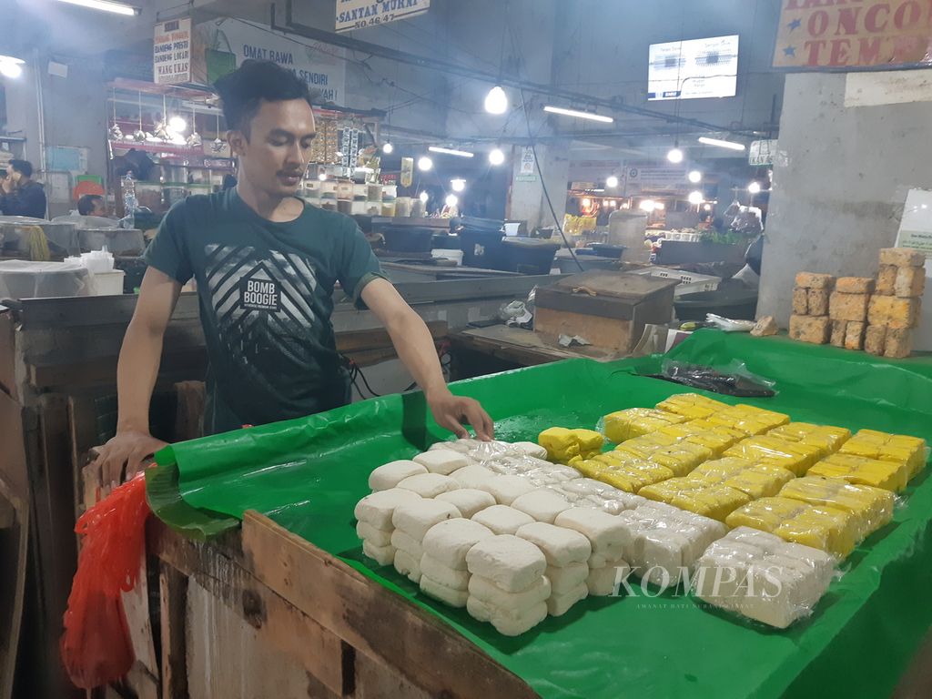 Tampak salah satu penjual tahu di Pasar Kosambi, Kota Bandung, Jawa Barat, Kamis (23/11/2023). Harga tahu per potong berkisar Rp 1.400 hingga Rp 2.000.