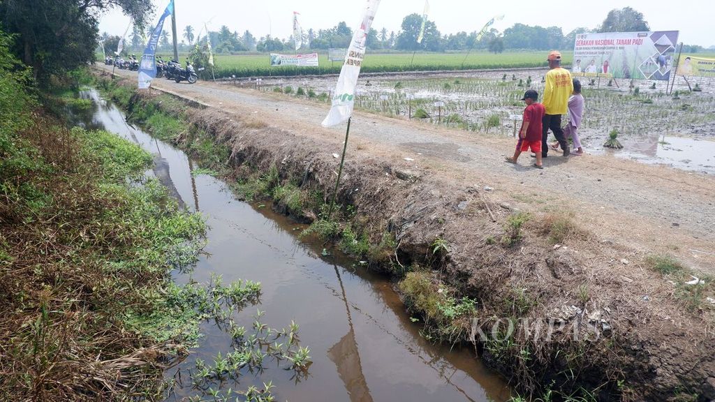 Air di saluran irigasi masih cukup untuk mengairi lahan pertanian di Desa Sungai Rangas Hambuku, Kecamatan Martapura Barat, Kabupaten Banjar, Kalimantan Selatan, Selasa (19/9/2023).