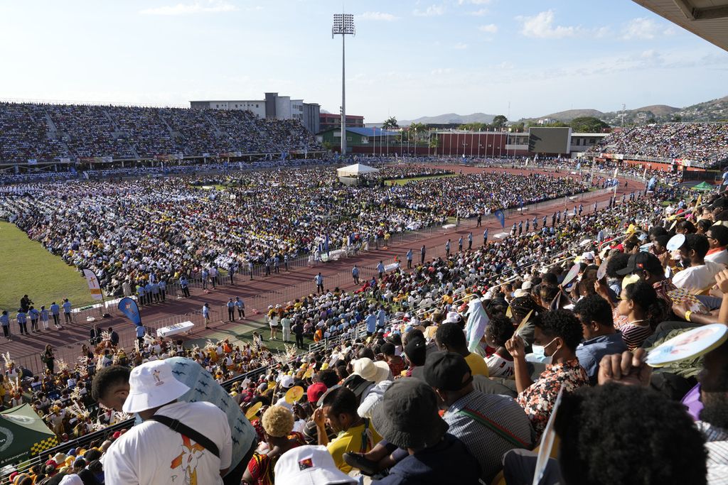 Ribuan orang berkumpul sebelum kedatangan Paus Fransiskus yang akan mengadakan misa suci di Stadion Sir John Guise di Port Moresby, Papua Niugini, Minggu (8/9/2024). 