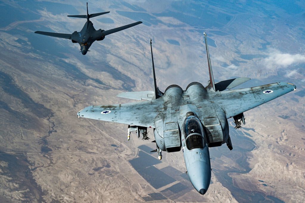 Dalam foto yang dirilis oleh Angkatan Udara AS ini, F-15 Strike Eagle Israel terbang dalam formasi dengan Lancer B-1B AS di atas Israel sebagai bagian dari penerbangan pencegahan, Sabtu (30/10/2021). 