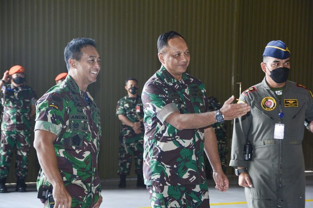 Panglima TNI Jenderal Andika Perkasa dan KSAU Marsekal Fadjar Prasetyo meninjau skuadron-skuadron tempur, Rabu (2/2/2022).