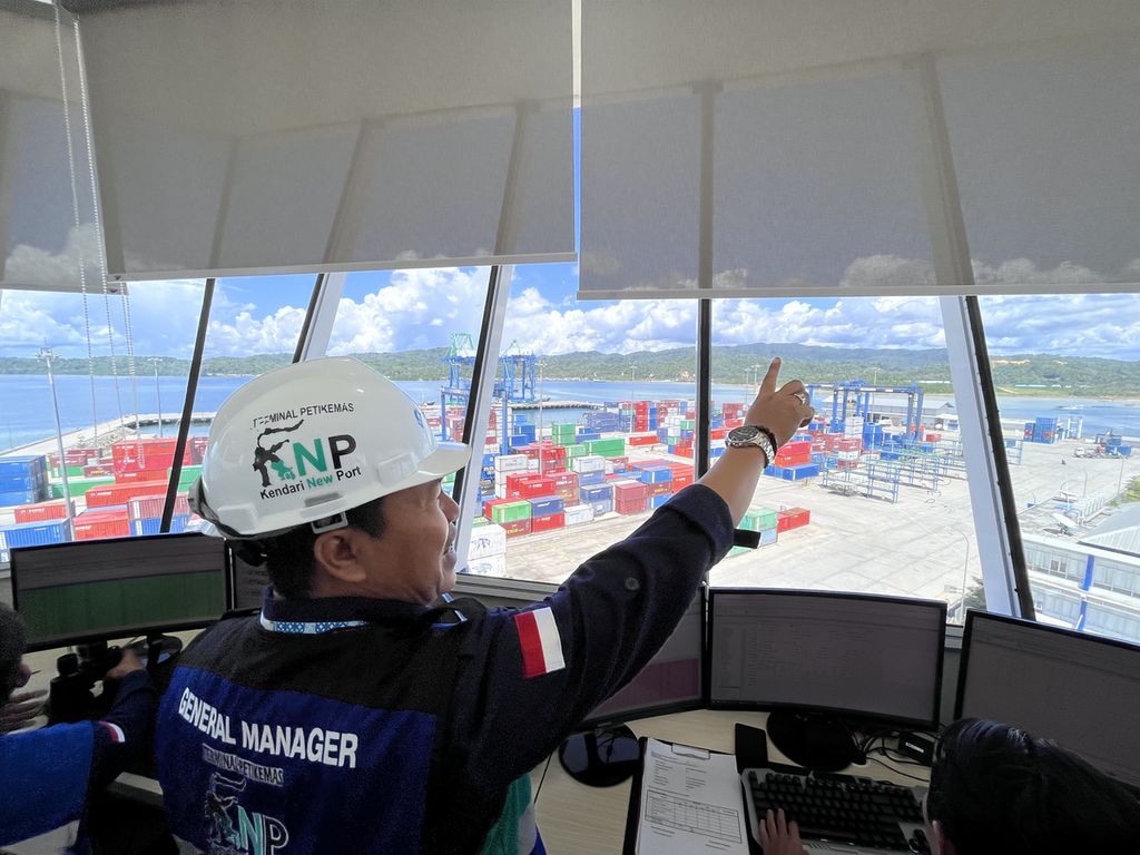 General Manager (GM) Pelindo Regional 4 Kendari New Port, Suparman, menunjukkan aktivitas bongkar muat peti kemas di Terminal Peti Kemas, di Kendari, Sulawesi Tenggara, Kamis (9/6/2022). Pelabuhan yang dibangun senilai Rp 1,1 triliun ini mampu menampung hingga 250.000 teus per tahun. Meski begitu, arus bongkar muat pada 2021 lalu baru mencapai 106.888 teus, atau kurang dari 50 persen. 