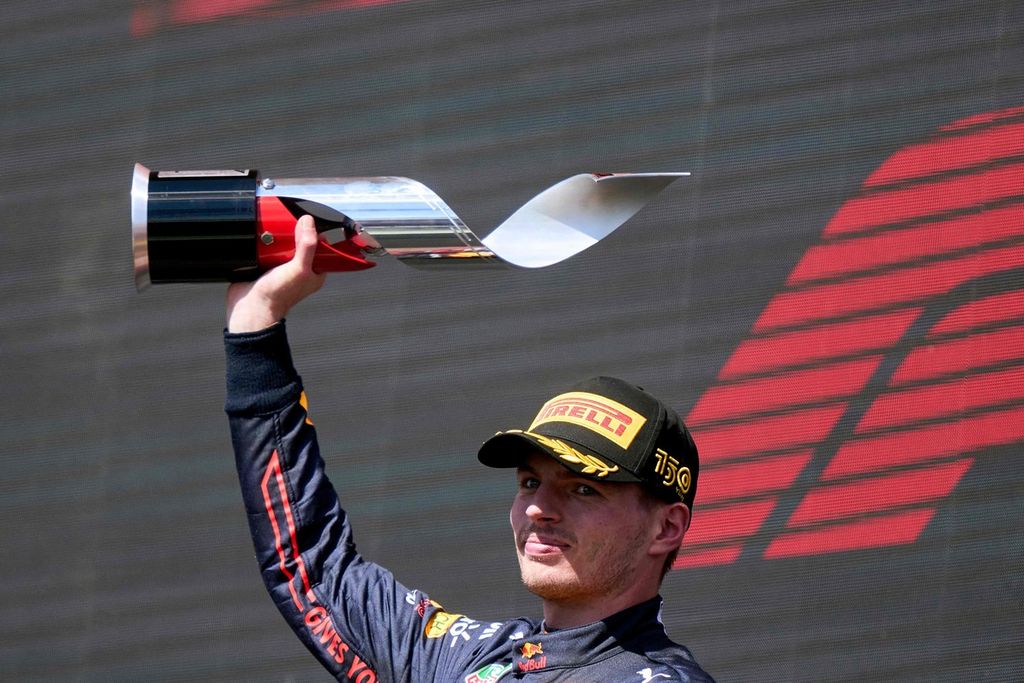 Pebalap tim Red Bull, Max Verstappen, merayakan kemenangannya di podium tertinggi F1 seri Kanada di Sirkuit Gilles-Villeneuve, di Montreal, Minggu (19/6/2022). Verstappen akan menghadapi persaingan berat dengan pebalap tim Mercedes, Lewis Hamilton, pada balapan Formula 1 Seri Inggris di Sirkuit Silvestone akhir pekan ini.