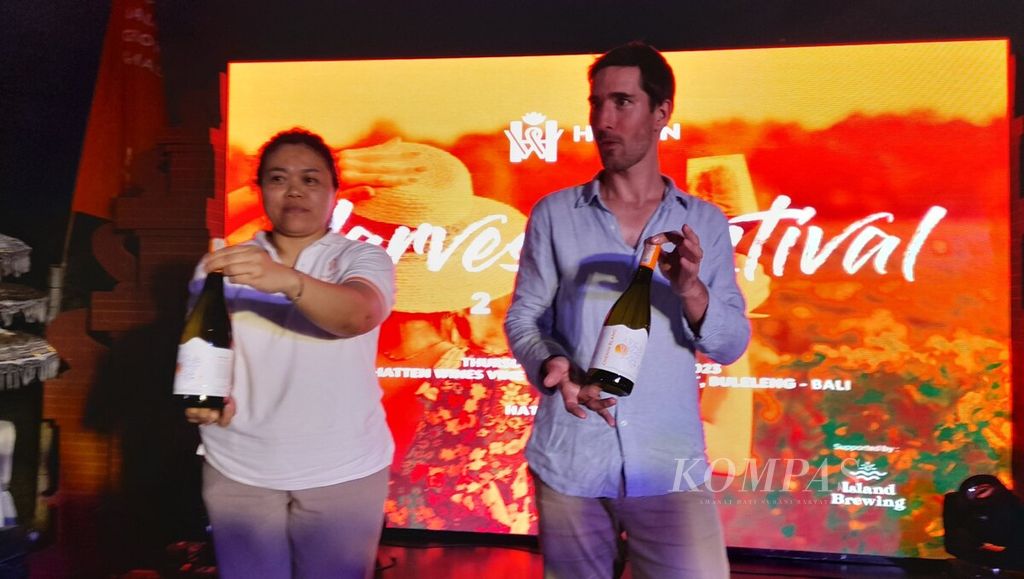 Produsen minuman anggur Hatten Wines meluncurkan produk edisi terbatas Hatten Wines Chenin Blanc di acara festival panen anggur di kebun anggur Hatten Wines, Desa Sanggalangit, Kecamatan Gerokgak, Kabupaten Buleleng, Bali, Kamis (2/11/2023).