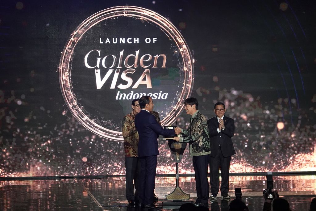 Pelatih Timnas Indonesia Shin Tae Yong secara simbolis memperoleh Golden Visa yang diserahkan langsung oleh Presiden Jokowi pada acara peluncuran Golden Visa di Jakarta, Kamis (25/7/2024).