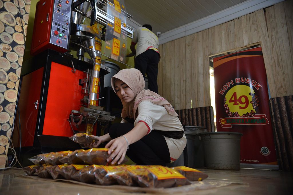 Pekerja merapikan kemasan kopi di Rumah Kopi 49, Lampung, Sabtu (18/3/2023). Rumah Kopi merupakan salah satu usaha ekonomi yang berdaya di Lampung.