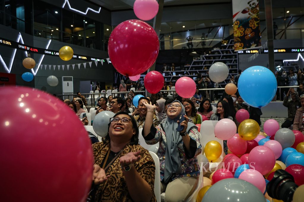 Balon warna-warni memeriahkan penutupan perdagangan Bursa Efek Indonesia (BEI) tahun 2023 di Gedung BEI, Jakarta, Jumat (29/12/2023).  