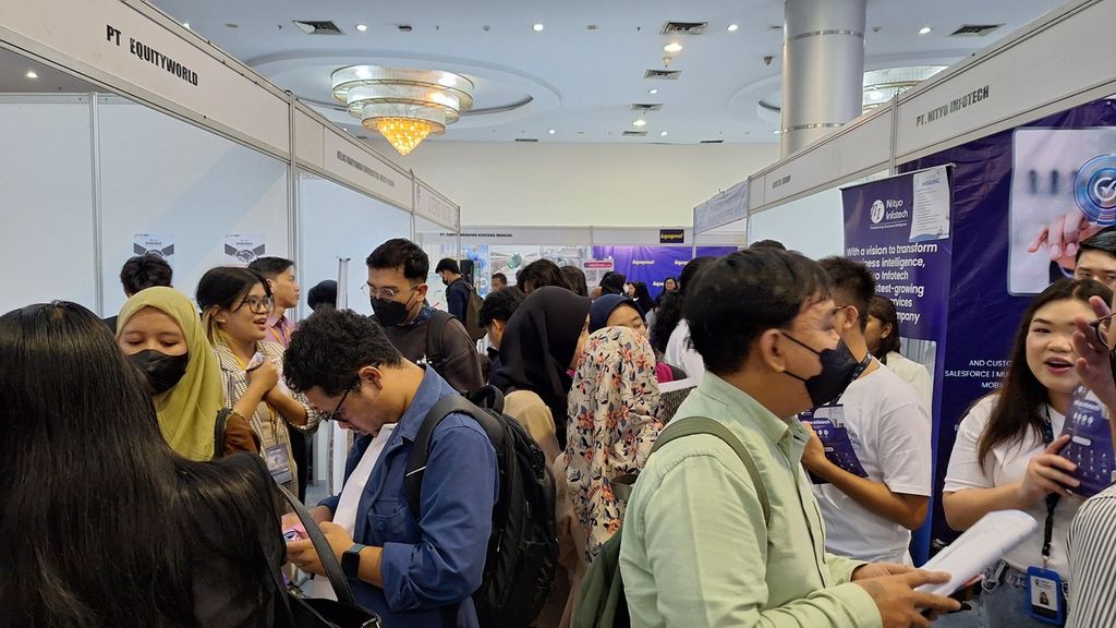 Pencari kerja mencari informasi lowongan kerja saat bursa kerja Mega Career Expo di Gedung Smesco Exhibition Hall, Jakarta, Kamis (22/2/2024).