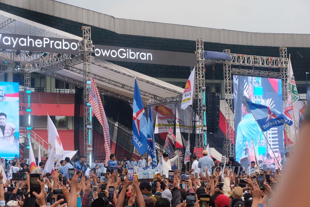 Suasana kampanye akbar pasangan Prabowo Subianto-Gibran Rakabuming Raka bertajuk Pesta Rakyat Wis Wayahe di Gelanggang Olahraga Delta Sidoarjo, Jawa Timur, Jumat (9/2/2024).