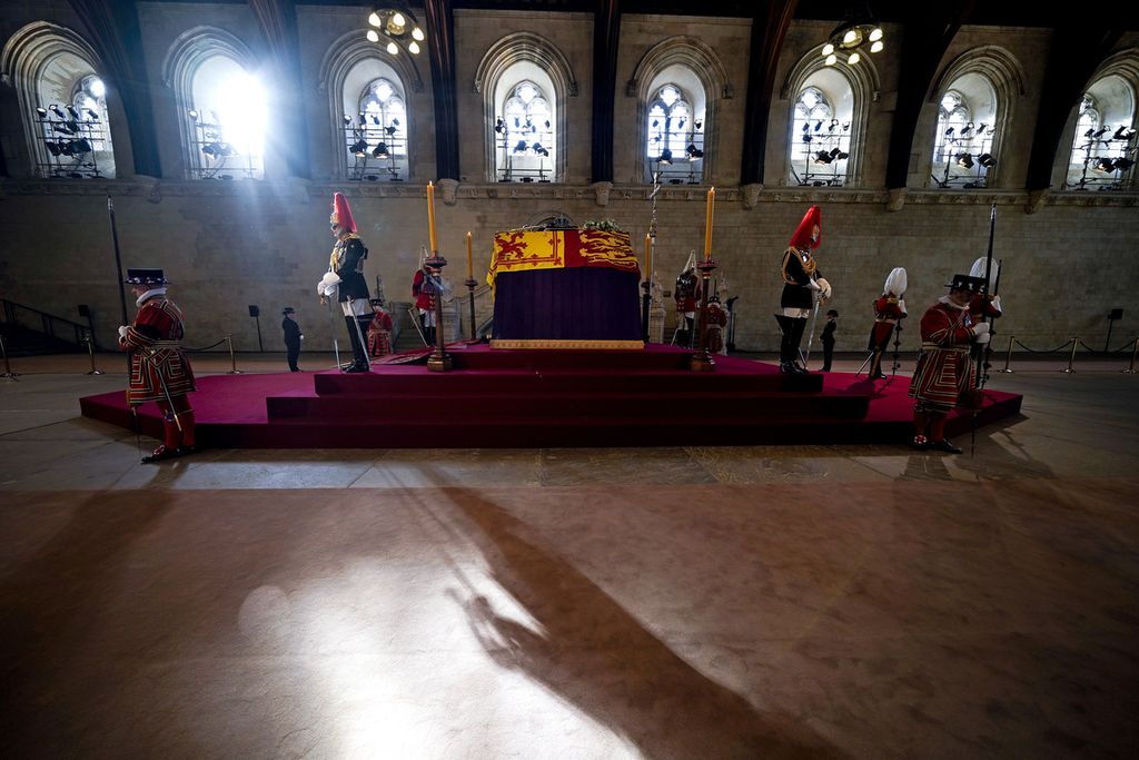 Peti jenazah Ratu Elizabeth II di Aula Istana Westminster, Rabu (14/9/2022). Ratu disemayamkan di sana sampai Senin (19/9/2022). 