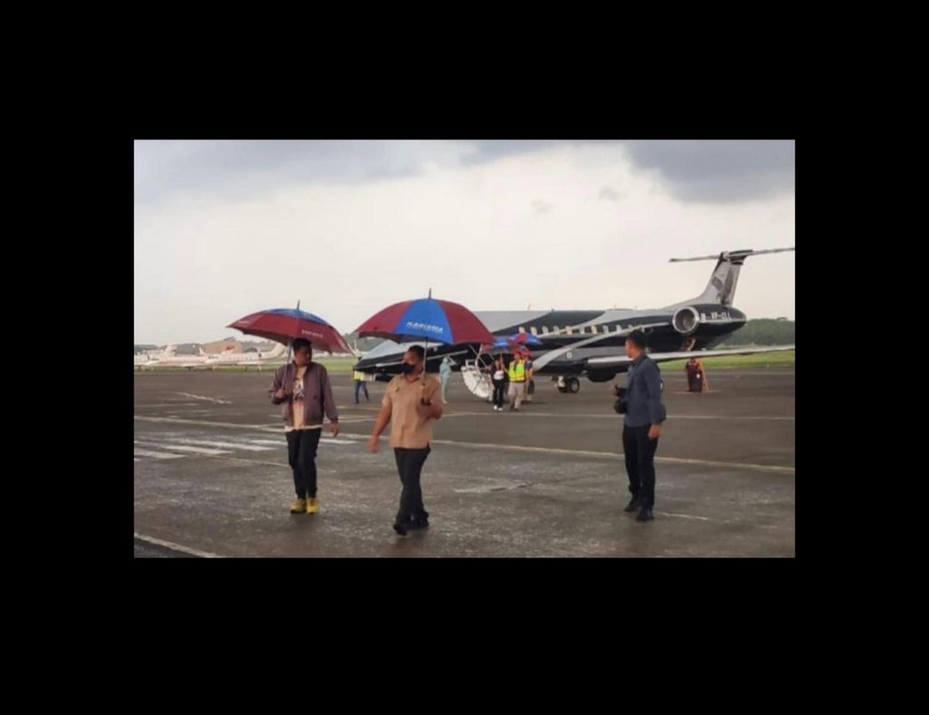 Foto Wali Kota Medan Bobby A Nasution saat turun dari pesawat jet pribadi dibagikan oleh akun @MurtadhaOne1. 