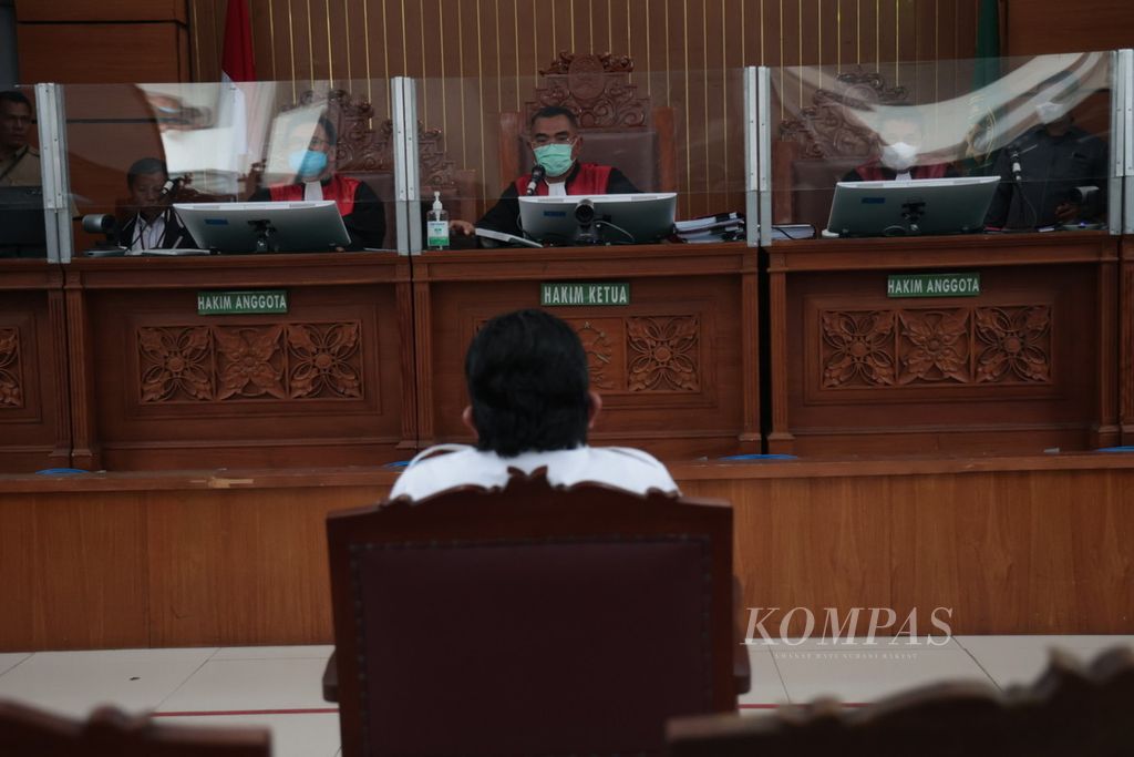 Terdakwa kasus pembunuhan Nofriansyah Yosua Hutabarat atau Brigadir J, Ferdy Sambo, menjalani sidang pembacaan putusan di Pengadilan Negeri Jakarta Selatan, Senin (13/2/2023). Sambo dituntut hukuman seumur hidup oleh jaksa penuntut umum. Saat ini sidang putusan yang dibacakan majelis hakim masih berlangsung.