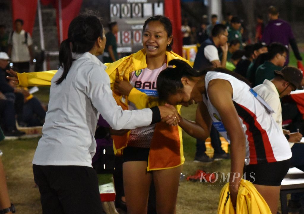 Pelompat putri Maria Natalia Londa bercengkerama dengan dua rekannya asal Bali, Ni Luh Mitayuni (tengah) dan Ni Kadek Rani (kanan), usai pertandingan lompat jauh putri Kejuaraan Nasional Atletik 2023 di Stadion Sriwedari, Solo, Jawa Tengah, Minggu (25/6/2023). 