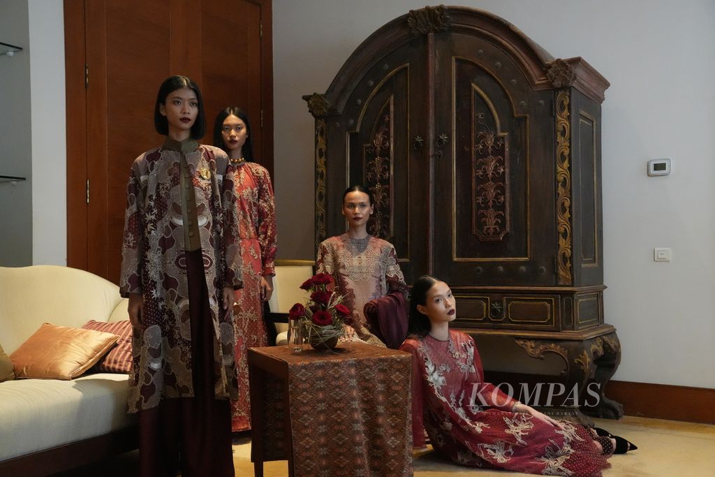 Peragaan busana koleksi Lebaran karya desainer Sapto Djojokartiko di The Dharmawangsa, Jakarta Selatan, Kamis (14/3/2024). Setiap pakaian dirancang dengan sangat teliti, dengan perhatian yang besar terhadap detail, menjadikannya benar-benar unik dan tersedia dalam jumlah terbatas. 