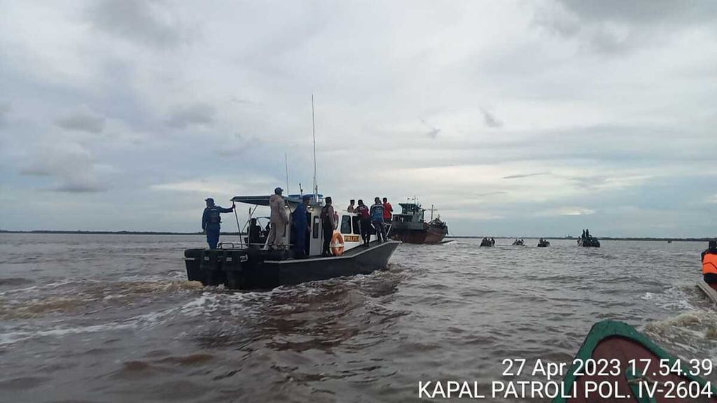 Anggota Satuan Polisi Air Polres Indragiri Hilir melakukan pencarian penumpang <i>speedboat</i> Evelyn Calisca 01 yang terbalik di perairan Indragiri Hilir, Riau, Kamis (27/4/2023).