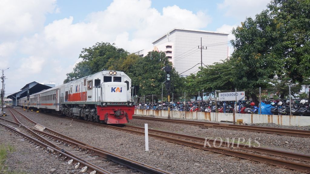 KA Rapih Dhoho melintasi Stasiun Wonokromo menuju Stasiun Surabaya Gubeng, Minggu (19/3/2023). Stasiun Wonokromo dibangun di masa Hindia-Belanda oleh maskapai Staatsspoorwegen. Stasiun Wonokromo berada di Surabaya Selatan dan menjadi gerbang kereta api dari selatan (Malang), timur (Banyuwangi), dan barat daya (Madiun) ke Stasiun Surabaya Gubeng.