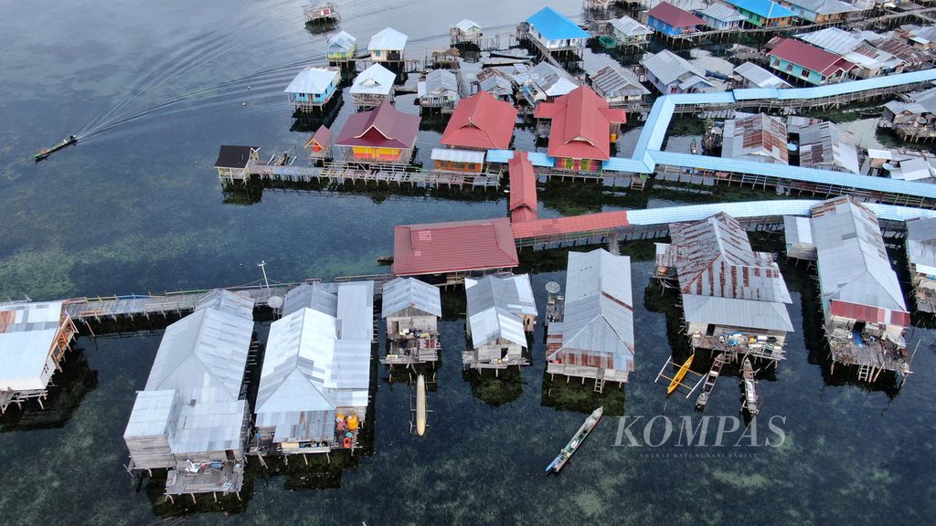 Drone photo of the Bajo tribal village in Torosiaje Village, Popayato District, Pohuwato Regency, Gorontalo Province, Friday (15/7/2022). This settlement is estimated to have existed since 1901 or 121 years ago.