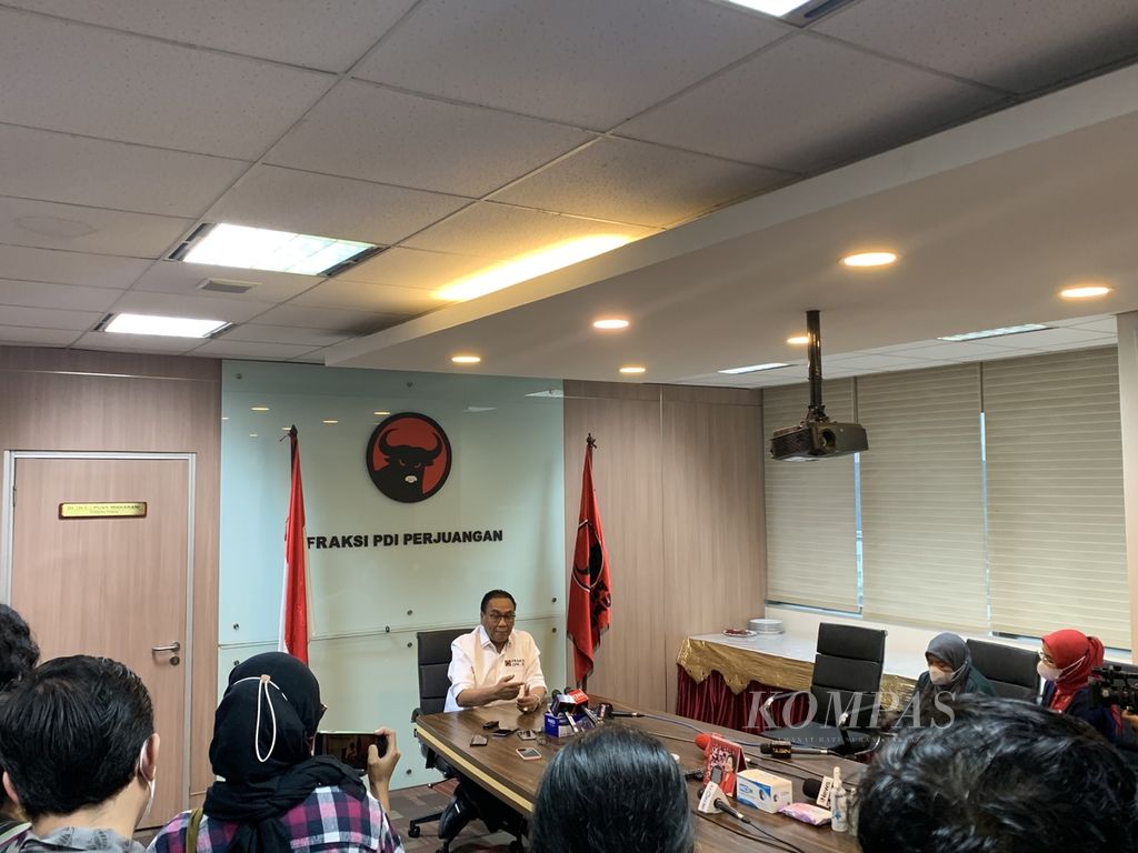 Ketua Komisi III DPR Bambang Wuryanto memberikan tanggapan terkait insiden saling tembak antar-anggota Polri, di Kompleks Senayan, Jakarta, Selasa (12/7/2022).