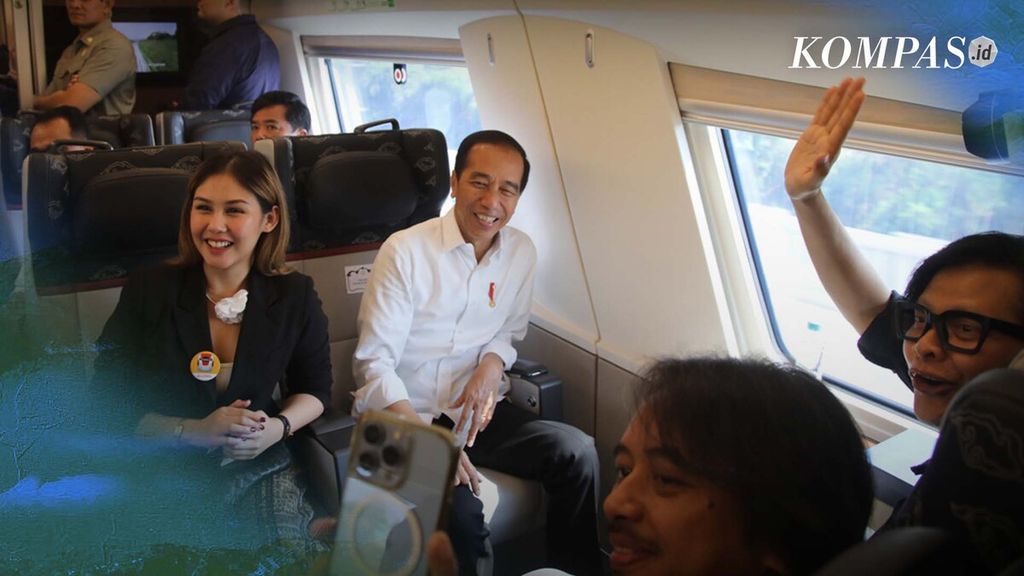 Presiden Joko Widodo bersama sejumlah pemengaruh (<i>influencer</i>) dan wartawan menjajal Kereta Cepat Jakarta-Bandung yang memiliki kecepatan maksimal 351 kilometer per jam untuk menempuh jarak sejauh 142,3 kilometer pada Rabu (12/9/2023). 
