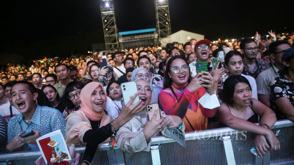 Suasana saat pergelaran festival musik Joyland 2023 di Bali pada Maret 2023. Antusias penonton menyaksikan bintang asal Norwegia, Sigrid. 