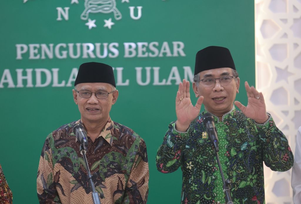 Ketua Umum Pengurus Pusat Muhammadiyah Haedar Nashir (kiri) seusai bertemu dengan Ketua Umum Pengurus Besar Nahdlatul Ulama (PBNU) Yahya Cholil Staquf di kantor PBNU, Jakarta, Kamis (25/5/2023). 