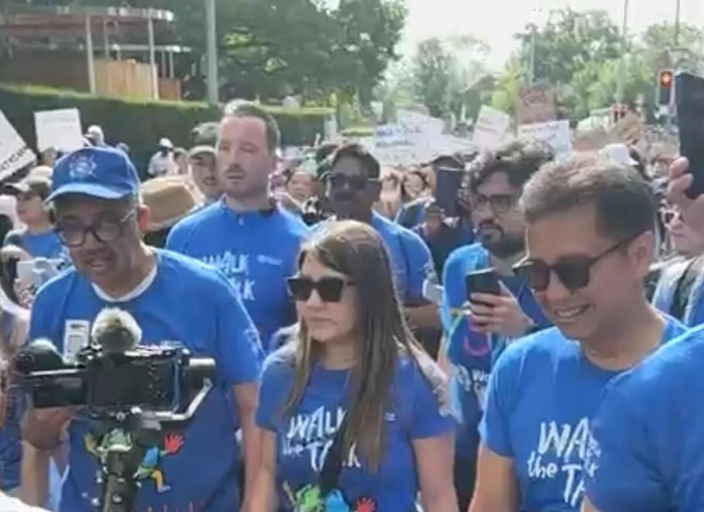 Sekretaris Jenderal  Organisasi Kesehatan Dunia (WHO) Tedros Adhanom Ghebreyesus (kiri) bersama Menteri Kesehatan Budi Gunadi Sadikin sedang berjalan mengikuti kegiatan Walk the Talk di Palais des Nations, Geneva, Swiss, Minggu (26/5/2024) pagi waktu setempat.