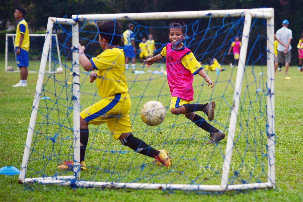 Suasana latihan Akademi Sepak Bola Utamasia di Lapangan Boca Junior, Jalan Karya Jaya, Medan Johor, Kota Medan, Sumatera Utara, Selasa (18/7/2023). Utamasia yang berdiri pada April 2020 mengusung konsep pembinaan yang mengutamakan proses bukan hasil. 