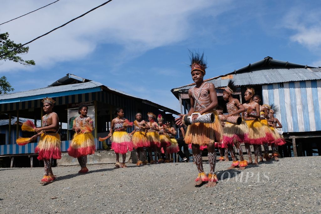 Suasana Kampung Ayapo, Distrik Sentani Timur, Kabupaten Jayapura, Papua, pada Rabu (30/8/2023). Kampung di pesisir Danau Sentani itu hanya mempunyai satu PAUD dan jadi pilar mengajarkan anak untuk membaca, menulis, dan menghitung.