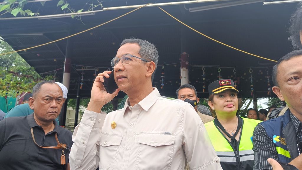 Penjabat Gubernur DKI Jakarta Heru Budi Hartono saat menelepon jajarannya di Ruang Publik Terpadu Ramah Anak Rasela, Koja, Jakarta Utara, Sabtu (4/3/2023).