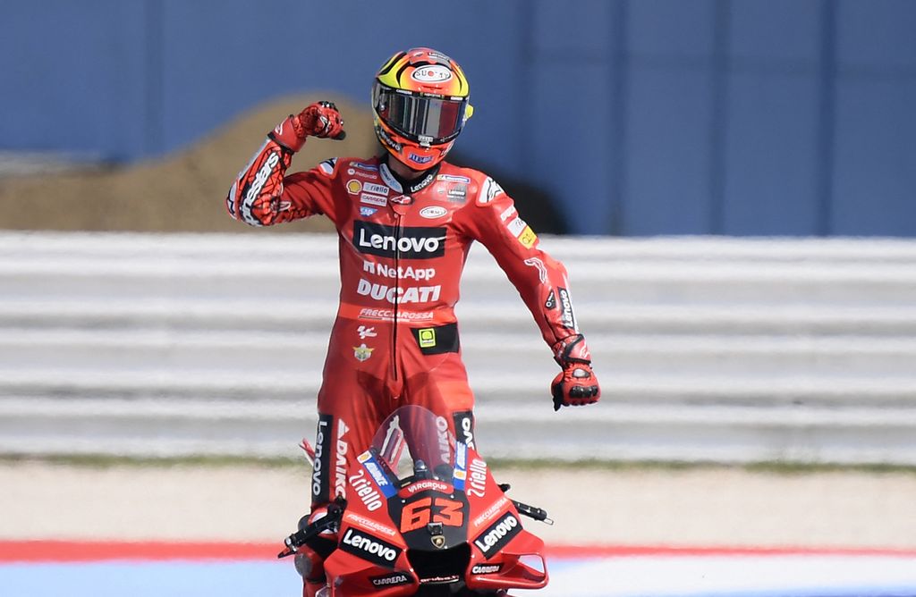 Pebalap Ducati Lenovo Francesco Bagnaia merayakan kemenangannya di Grand Prix MotoGP San Marino usai balapan di Sirkuit Misano, Misano Adriatico, 4 September 2022. Setelah kecelakaan dahsyat di seri Catalunya, pekan lalu, Bagnaia dinyatakan sehat untuk tampil pada GP San Marino, akhir pekan ini.