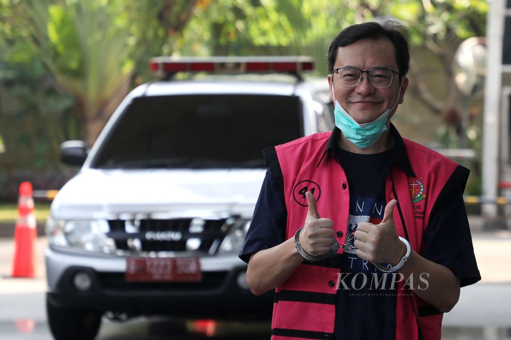 Komisaris PT Hanson International, Benny Tjokrosaputro, bersiap masuk ke Gedung Komisi Pemberantasan Korupsi, Jakarta, untuk diperiksa tim penyidik Kejaksaan Agung, Jumat (26/6/2020).