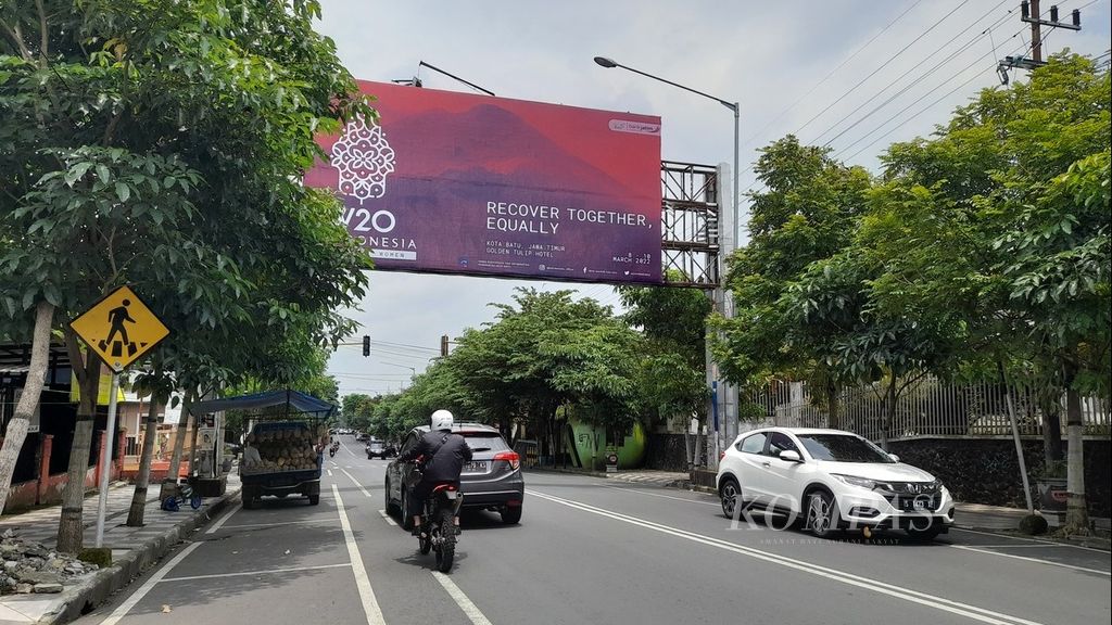 Sebanyak 20 bendera negara anggota G-20 terpasang di halaman Balai Kota Among Tani Kota Batu, Jawa Timur, Senin (7/3/2022), sebelum perhelatan Side Event Women 20 Indonesia 2022 atau W-20 berlangsung pada 8-10 Maret.