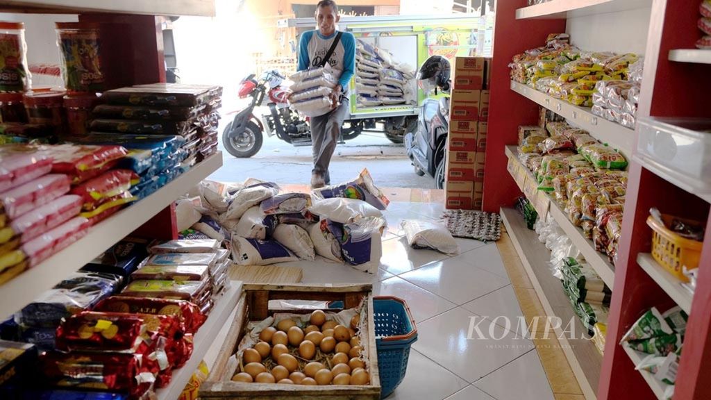 Workers move wholesale goods belonging to the Rungkut Makmur Sejahtera Cooperative to the Della Jaya Grocery Store, Surabaya, East Java, Wednesday (21/11/2018). The Surabaya City Government has formed a grocery store cooperative so that traders can sell products cheaper than networked minimarkets.      