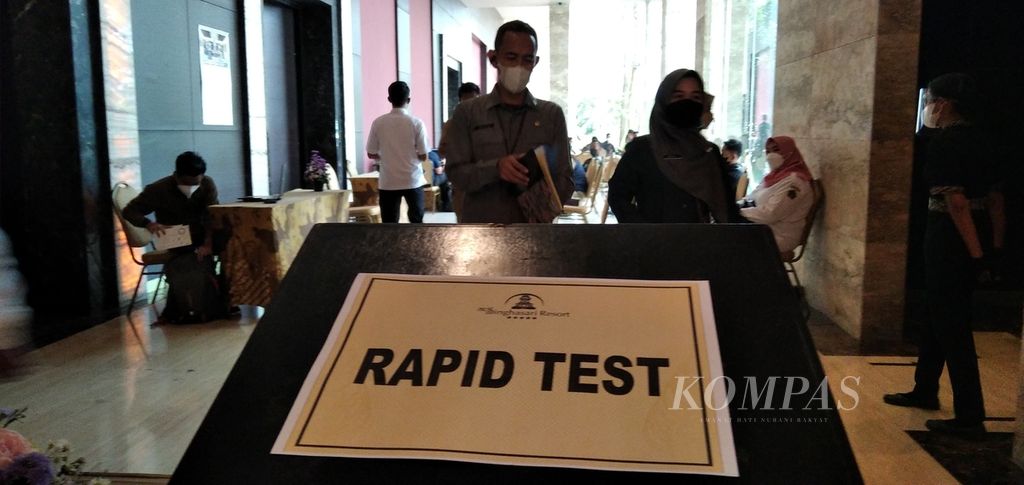 Fasilitas <i>rapid test </i>yang disediakan di salah satu hotel di Kota Batu, Jawa Timur, saat rapat koordinasi Percepatan Penanganan Covid-19 se-Jawa Timur digelar, Selasa (8/2/2022).