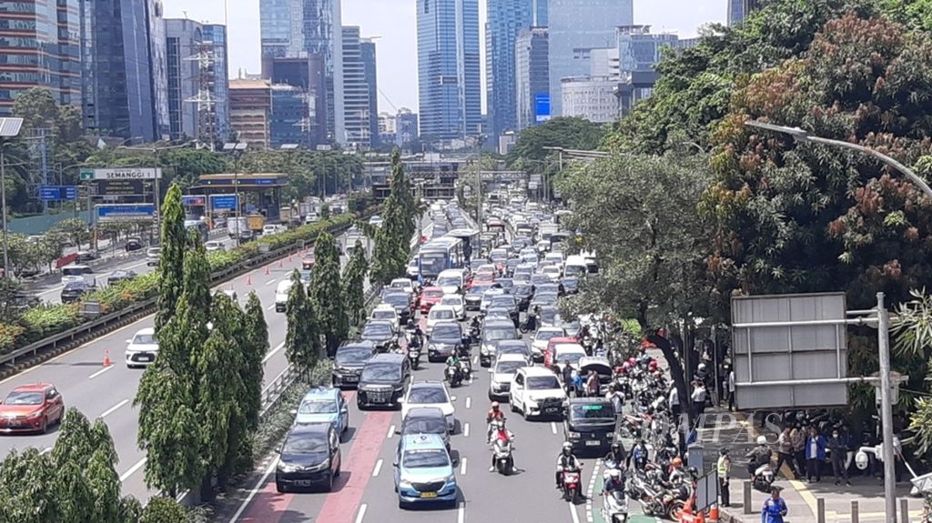Suasana Jalan Gatot Subroto arah Slipi, Jakarta Selatan, Senin (3/4/2023), sekitar pukul 11.00. Kemacetan parah mengular panjang hingga depan pintu gerbang Markas Polda Metro Jaya. Ditutupnya akses masuk dan parkir kendaraan di lingkungan Mapolda Metro Jaya bersamaan dengan acara serah terima jabatan Kapolda Metro Jaya yang baru memperparah kemacetan jalan. Kendaraan yang dibawa masyarakat yang ingin ke Polda Metro Jaya terpaksa diparkir di bahu jalan. Ini memicu penyempitan jalan.