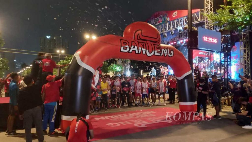 Suasana Banteng Ride and Night Run 2022 yang diselenggarakan oleh Partai Demokrasi Indonesia Perjuangan (PDI-P) di kawasan Stadion Gelora Bung Karno, Jakarta, Minggu (27/3/2022). Kegiatan ini merupakan rangkaian perayaan hari ulang tahun ke-49 PDI-P.