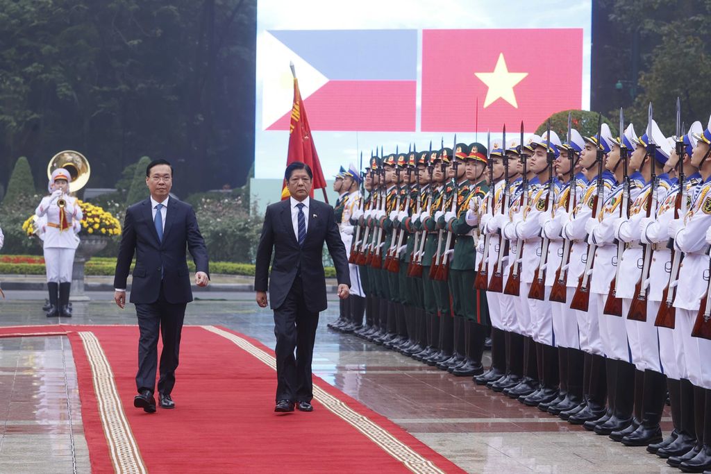 Presiden Filipina Ferdinand Marcos Jr (kanan) dan Presiden Vietnam Vo Van Thuong memeriksa pasukan kehormatan saat upacara penyambutan di Hanoi, Vietnam, Selasa (30/1/2024). Kedua negara sepakat menjalin kerja sama maritim. 