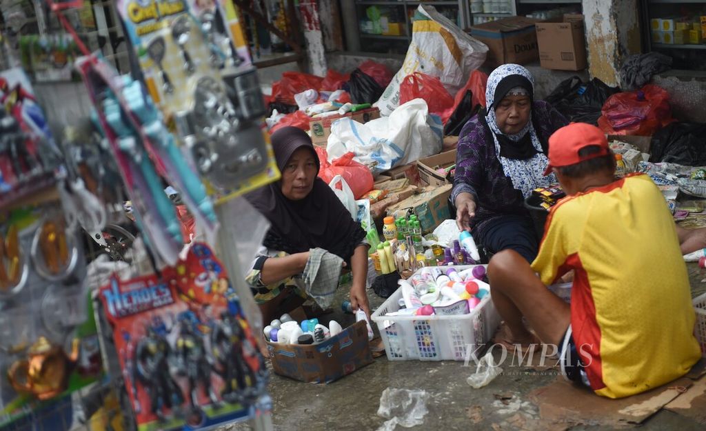Pedagang bersih-bersih di Pasar Sumput pascabanjir Kali Lamong, Kecamatan Driyorejo, Kabupaten Gresik, Jawa Timur, Rabu (22/2/2023). Beberapa wilayah di Kabupaten Gresik masih dilanda banjir luapan Kali Lamong pada Rabu (22/2/2023) pagi.