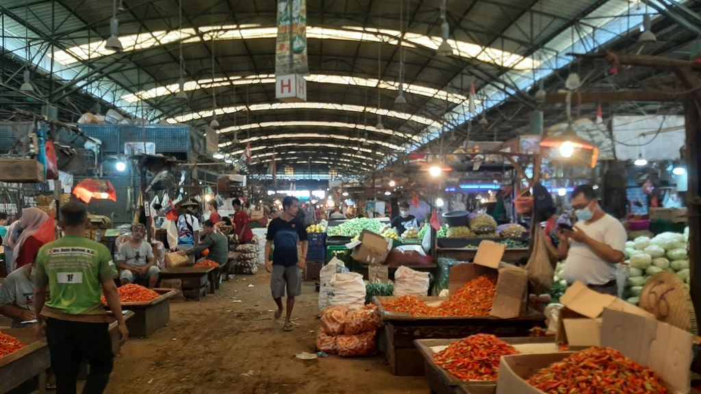 Aktivitas jual beli di Pasar Induk Kramat Jati, Jakarta Timur, Senin (9/5/2022).