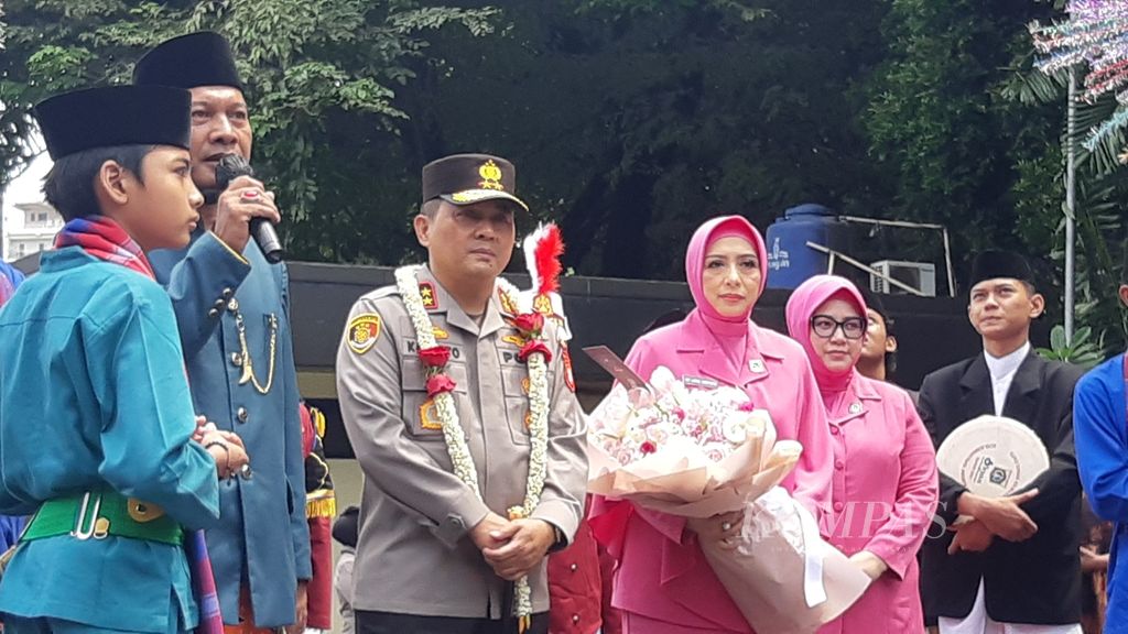 Kapolda Metro Jaya baru, Inspektur Jenderal Karyoto, disambut dengan adat Betawi, Palang Pintu, di Markas Polda Metro Jaya, Jakarta, Senin (3/4/2023). 