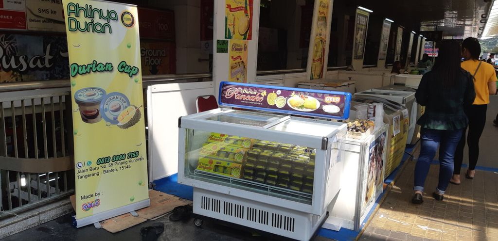 Display penjualan duren olahan berbentuk panekuk di Pekan Raya Durian dan Mangga, Blok M Square, Jakarta, Senin (6/8/2018).