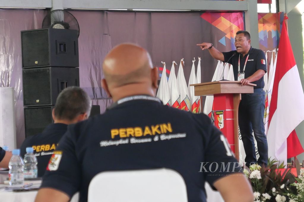 Joni Supriyanto menyampaikan laporan pertanggungjawabannya sebelum terpilih sebagai Ketua Umum Pengurus Besar Persatuan Menembak Indonesia (PB Perbakin) 2022-2026 di Lapangan Tembak Senayan, Jakarta Pusat, Sabtu (17/12/2022).  